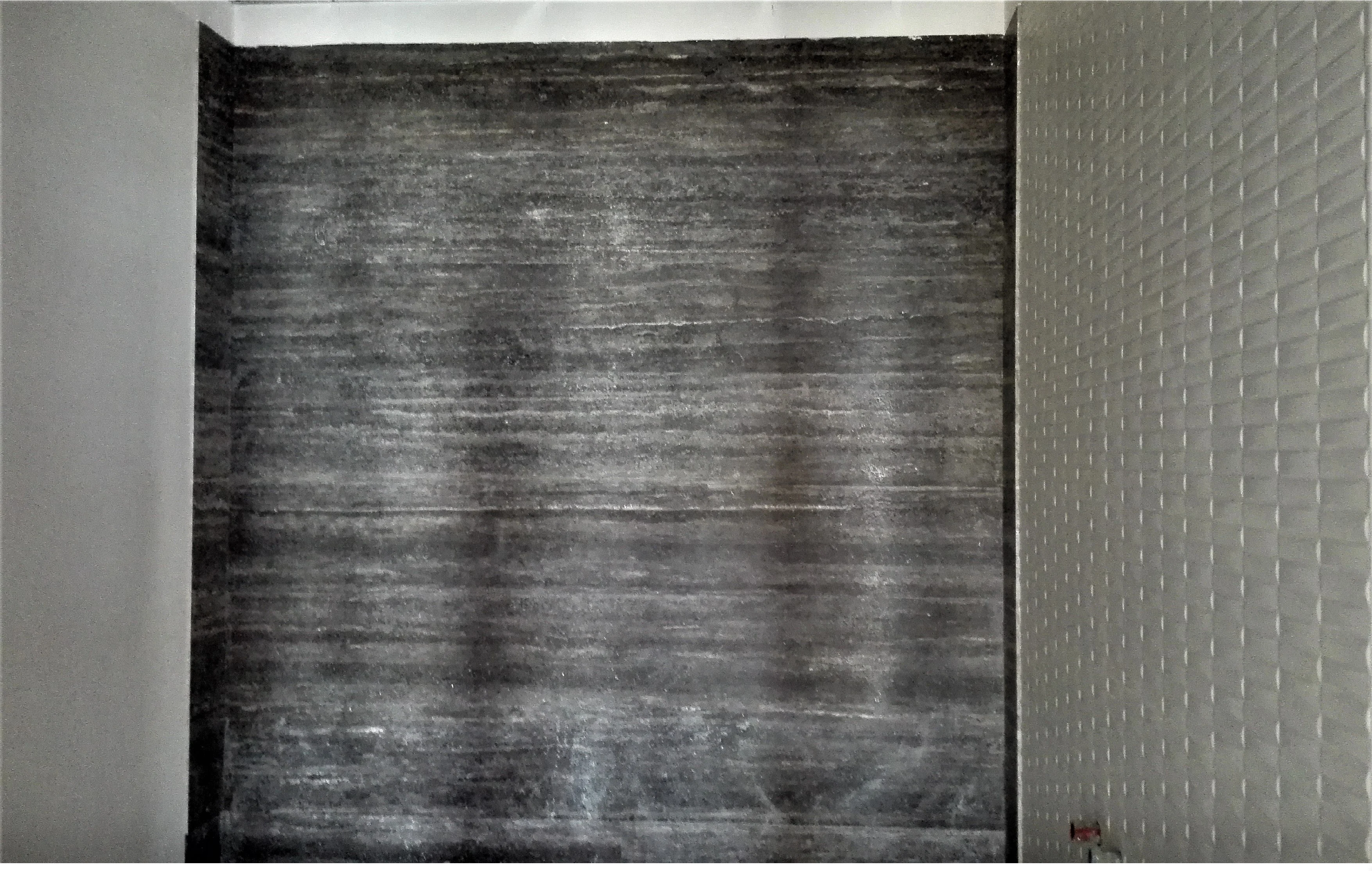 Silver Tekab travertine combined with 90×30 tile used in the bathrooms.