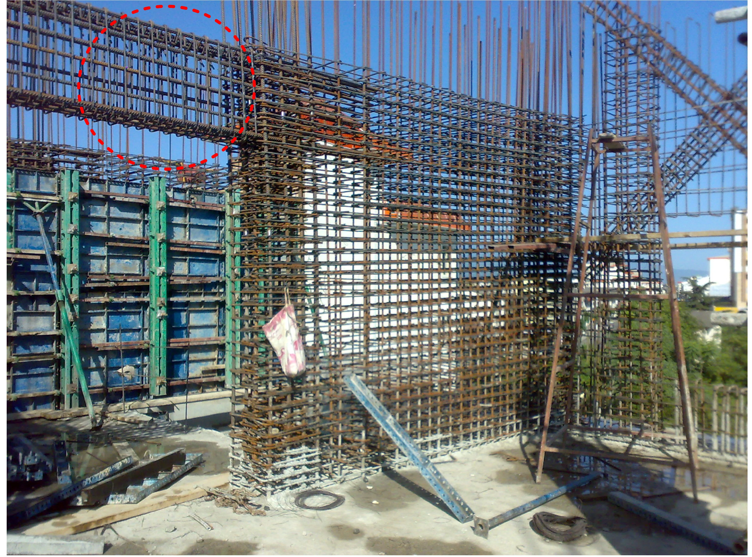 Deep spandrel and haunched beams under construction.