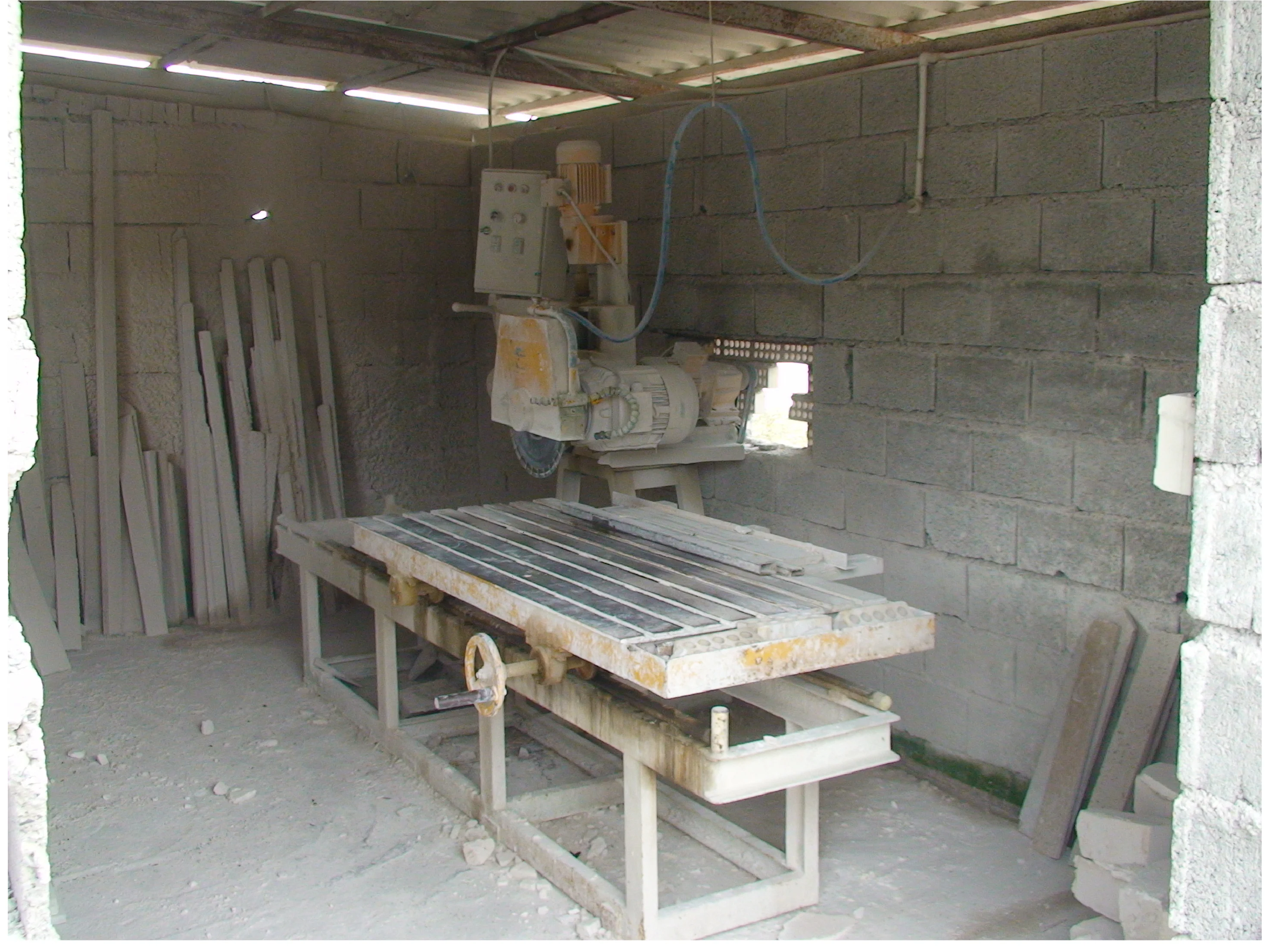 Longitudinal stone-cutting machine.