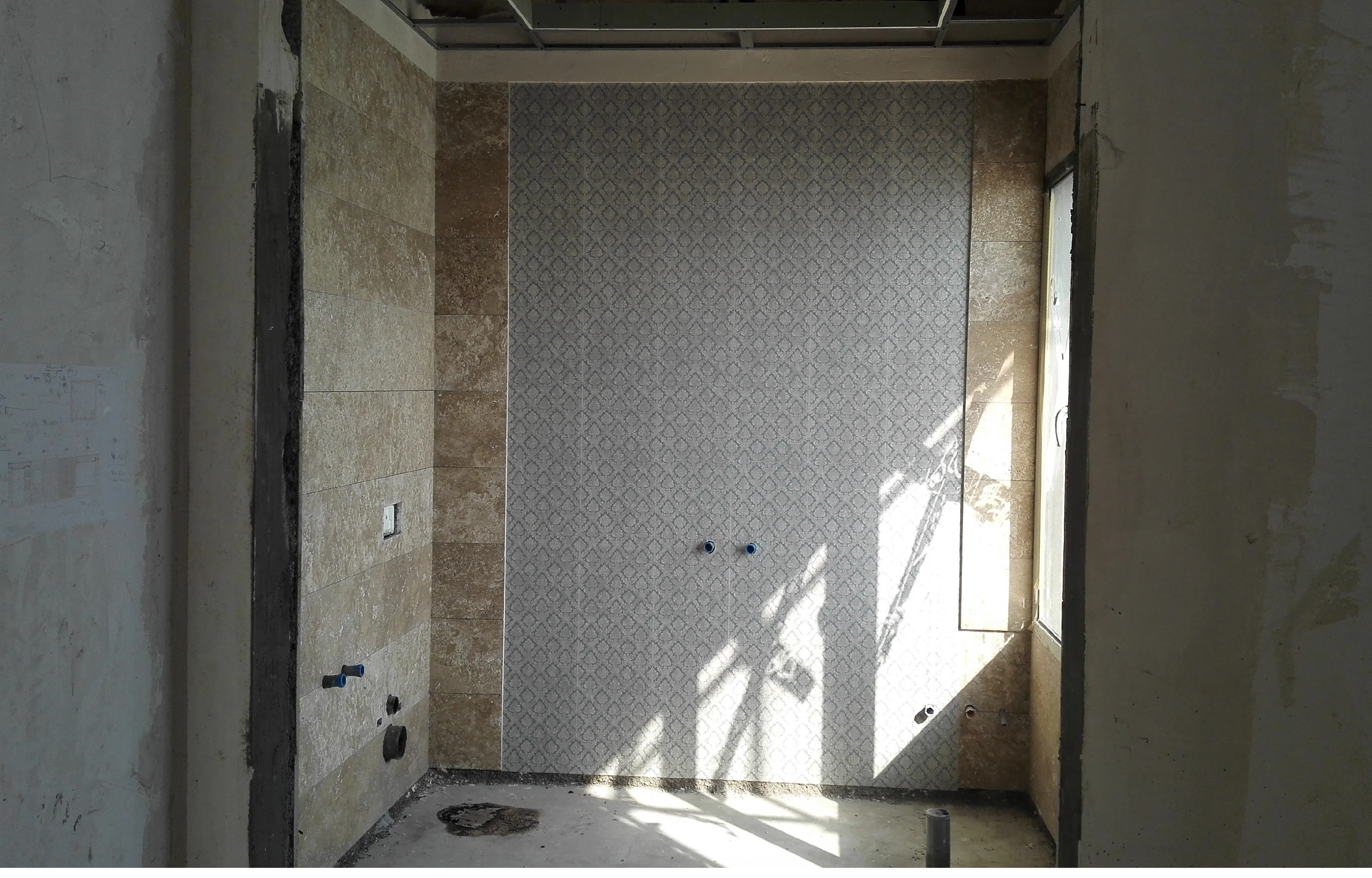Cream leather-finish travertine combined with 90×30 tile used in the bathrooms.